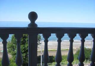 Гостиница У Олеси Лоо  Бюджетный двухместный номер с 2 отдельными кроватями-5