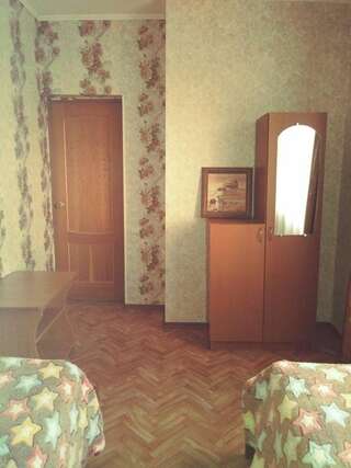 Гостиница У Олеси Лоо  Бюджетный двухместный номер с 2 отдельными кроватями-15